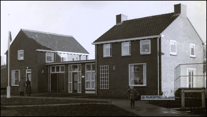 GRP Wieringen RBureau Den Oever + dienstwoningen 1957 mj  bw (2)(7V)