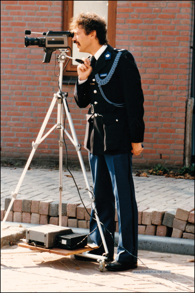 GRP Hazerswouden P.jansen 1986 Piet Janssen als cameraman bij opening postburea.  bw.(7V)