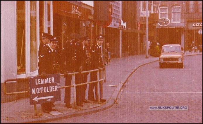 OPLS Harlingen 1975 12 HT09 Klas H Tulder Verkeer regelen 02 bw(7V)