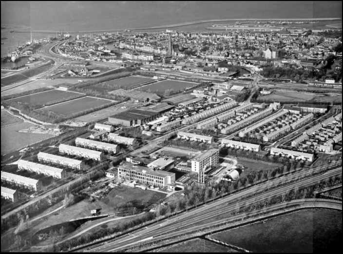 OPLS Harlingen 1975 08 HT01 Klas H Tulder Luchtfoto bw(WM) (7V)