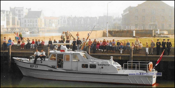 RPtW Vlisingen RP17 4 1980 vd Plas Vlissingen koopmanshaven september 80 bw(7V)